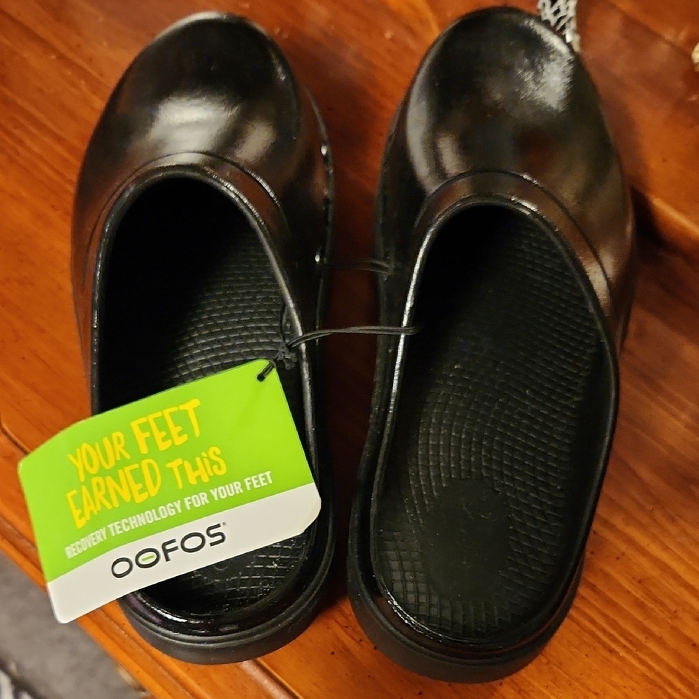 OOFOS Black Recovery Clogs